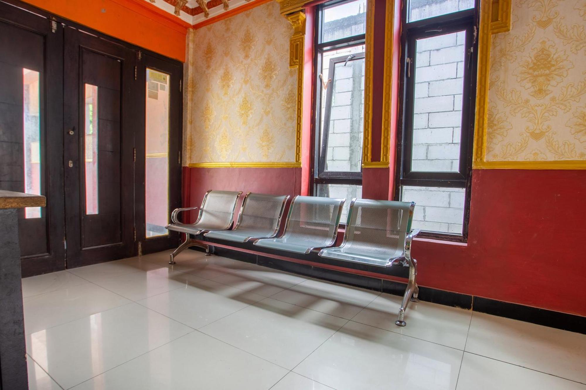 Spot On 2473 Buana Jaya Guest House Cilacap Buitenkant foto