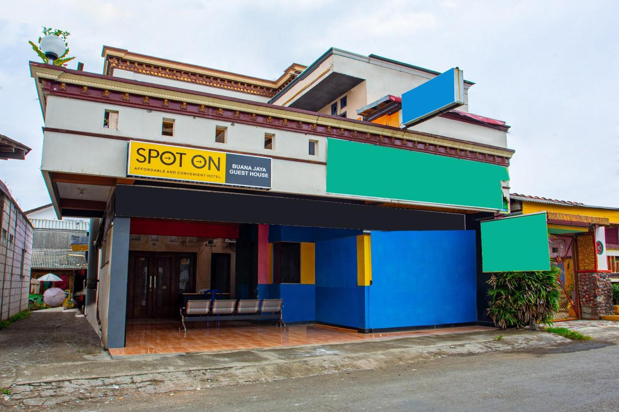 Spot On 2473 Buana Jaya Guest House Cilacap Buitenkant foto