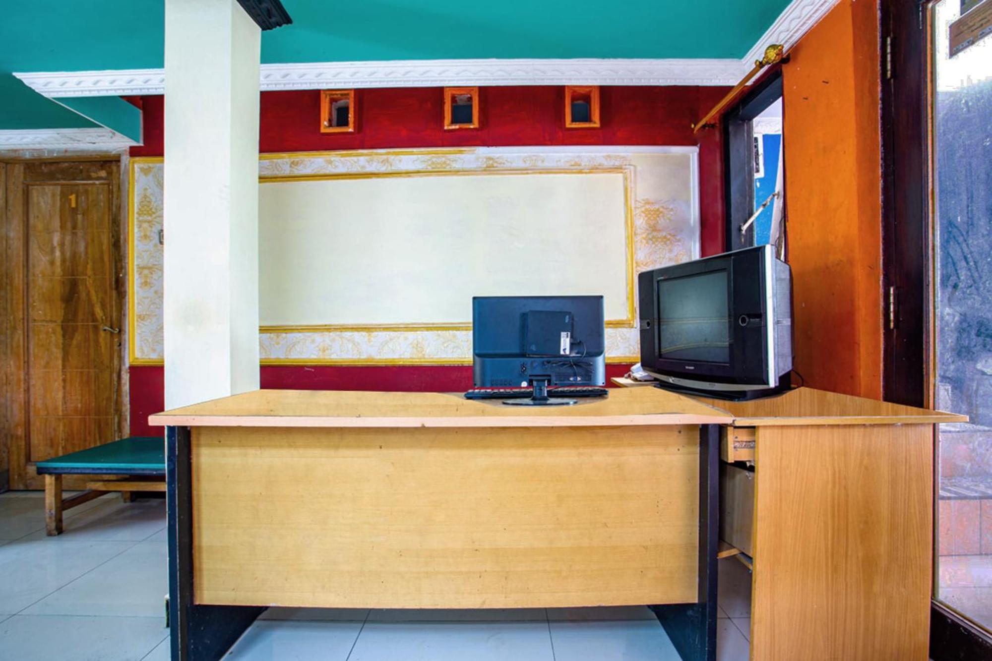 Spot On 2473 Buana Jaya Guest House Cilacap Buitenkant foto