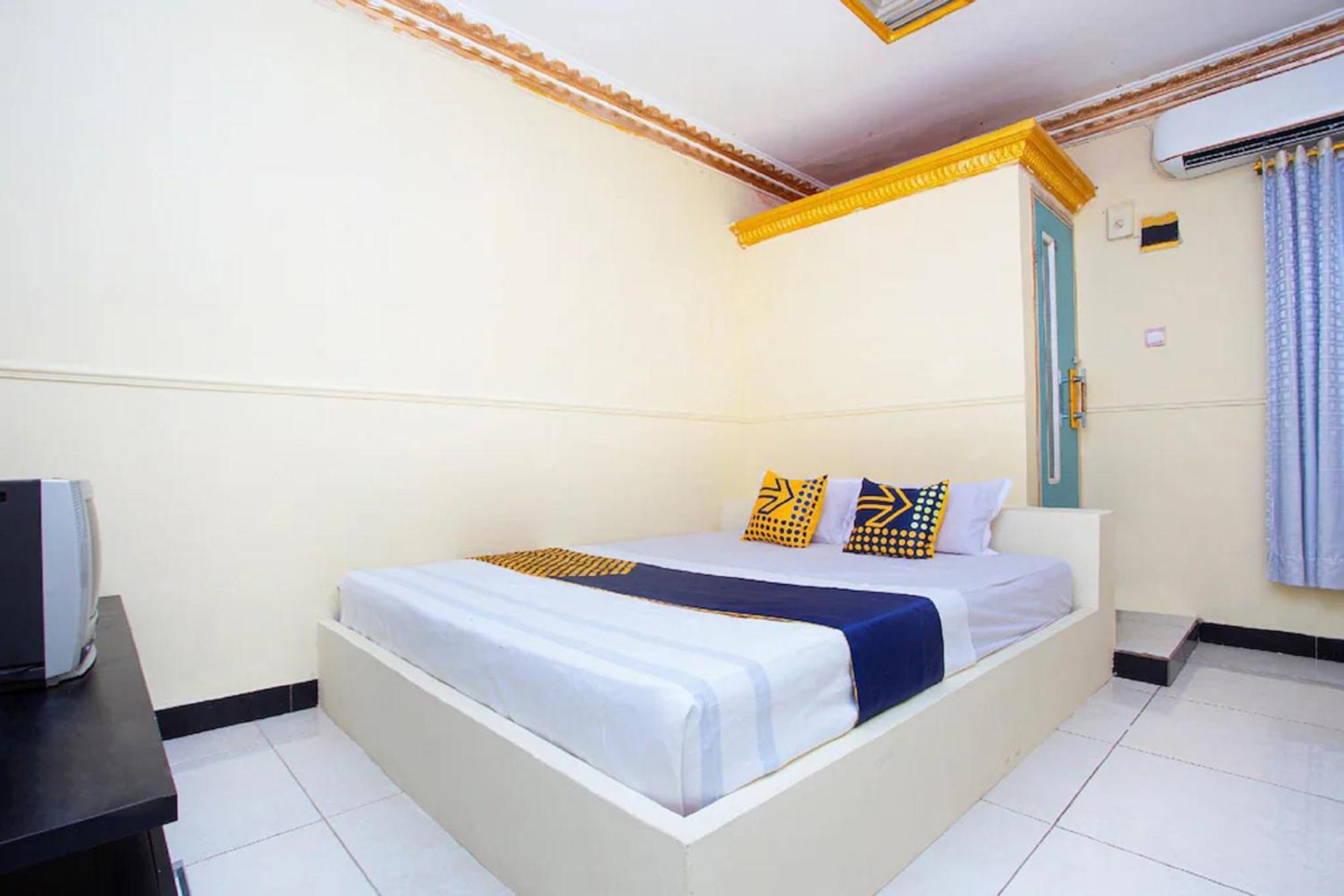 Spot On 2473 Buana Jaya Guest House Cilacap Buitenkant foto